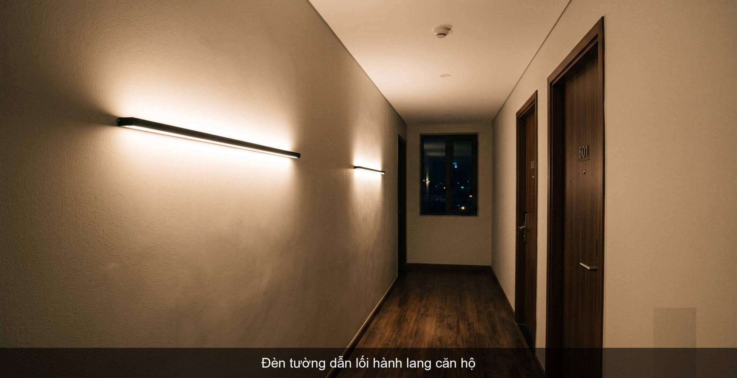 Đèn tường dọc hành lang tạo hiệu ứng ánh sáng dẫn lối buổi tối