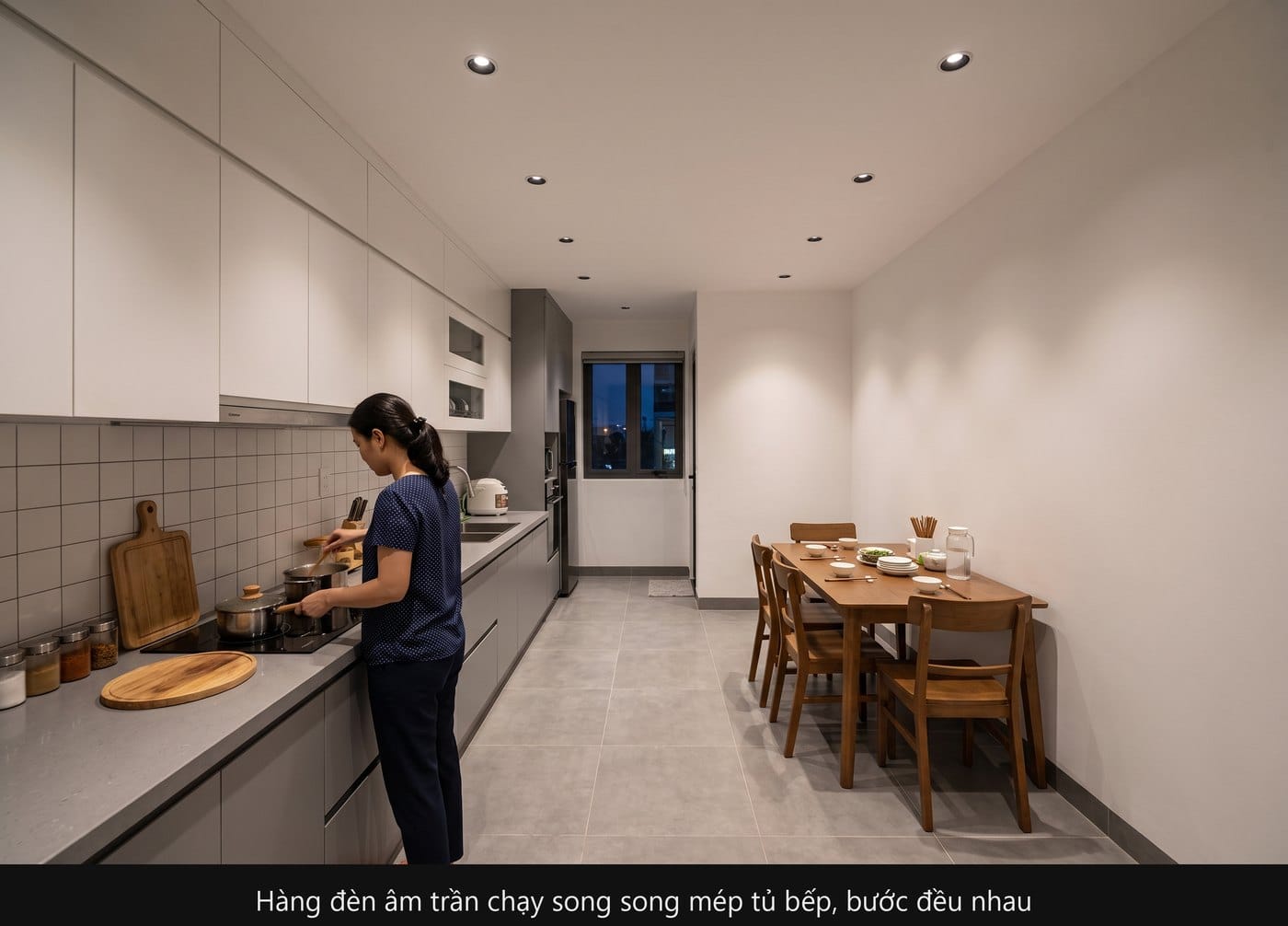Hàng đèn âm trần Rạng Đông chạy song song mép tủ bếp, bước đều nhau sang khu bàn ăn