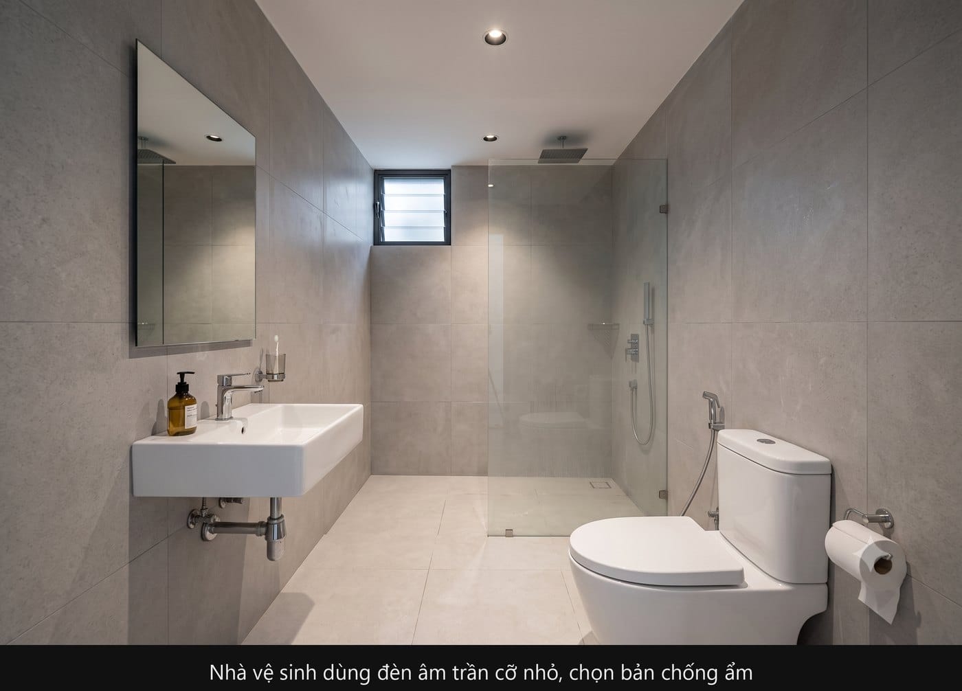 Nhà vệ sinh dùng hai bộ đèn âm trần Rạng Đông cỡ nhỏ, chọn bản chống ẩm