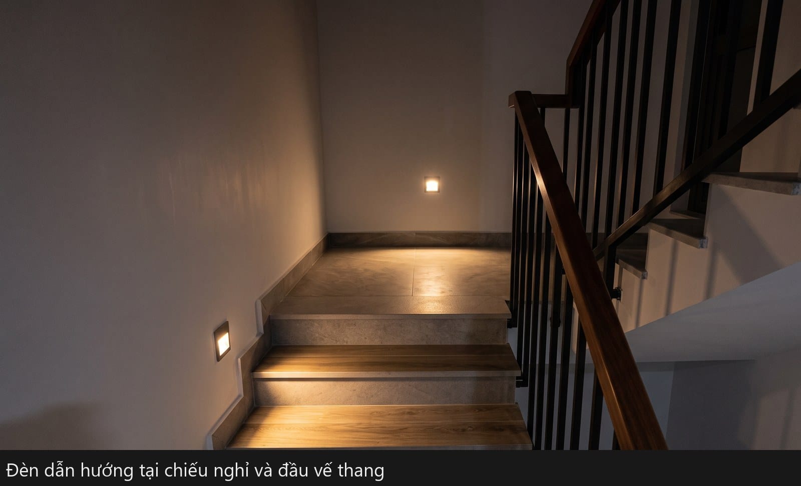 Đèn âm cầu thang đặt tại chiếu nghỉ và đầu vế thang