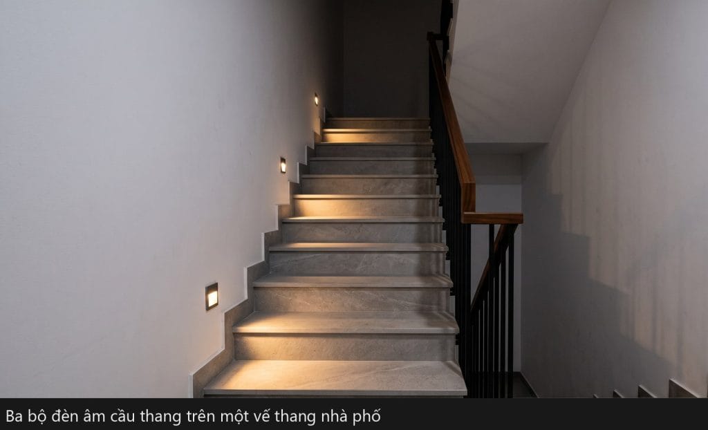 Đèn âm cầu thang lắp ba bộ dọc vế thang nhà phố